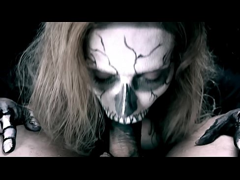 ❤️ Demon girl zuigt pik met haar zwarte mond en slikt sperma. ️ Fucking video at nl.pornolymp.ru