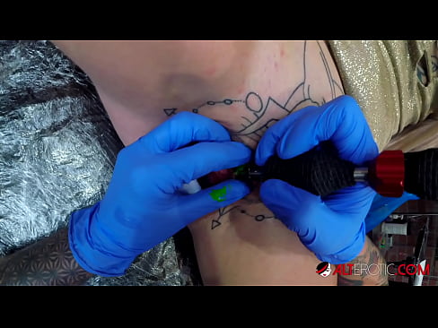 ❤️ Extreem getatoeëerde hottie Sully Savage kreeg een tatoeage op haar clitoris ️ Fucking video at nl.pornolymp.ru